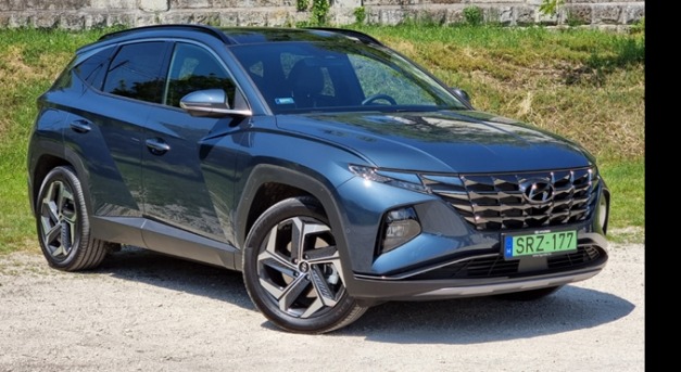 Magyarországon a zöld rendszámos Hyundai Tucson és az új Bayon